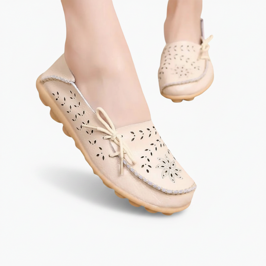 Paire de mocassins en cuir beige portés par une femme marchant, offrant un aperçu de leur confort en mouvement.