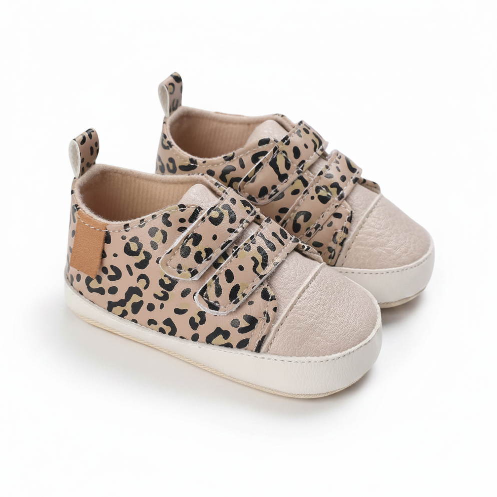 Semelle antidérapante du mocassin bébé léopard, offrant une bonne adhérence pour la sécurité des premiers pas.