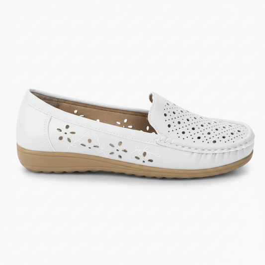 Mocassin féminin blanc pur, avec semelle compensée discrète pour allonger la silhouette.