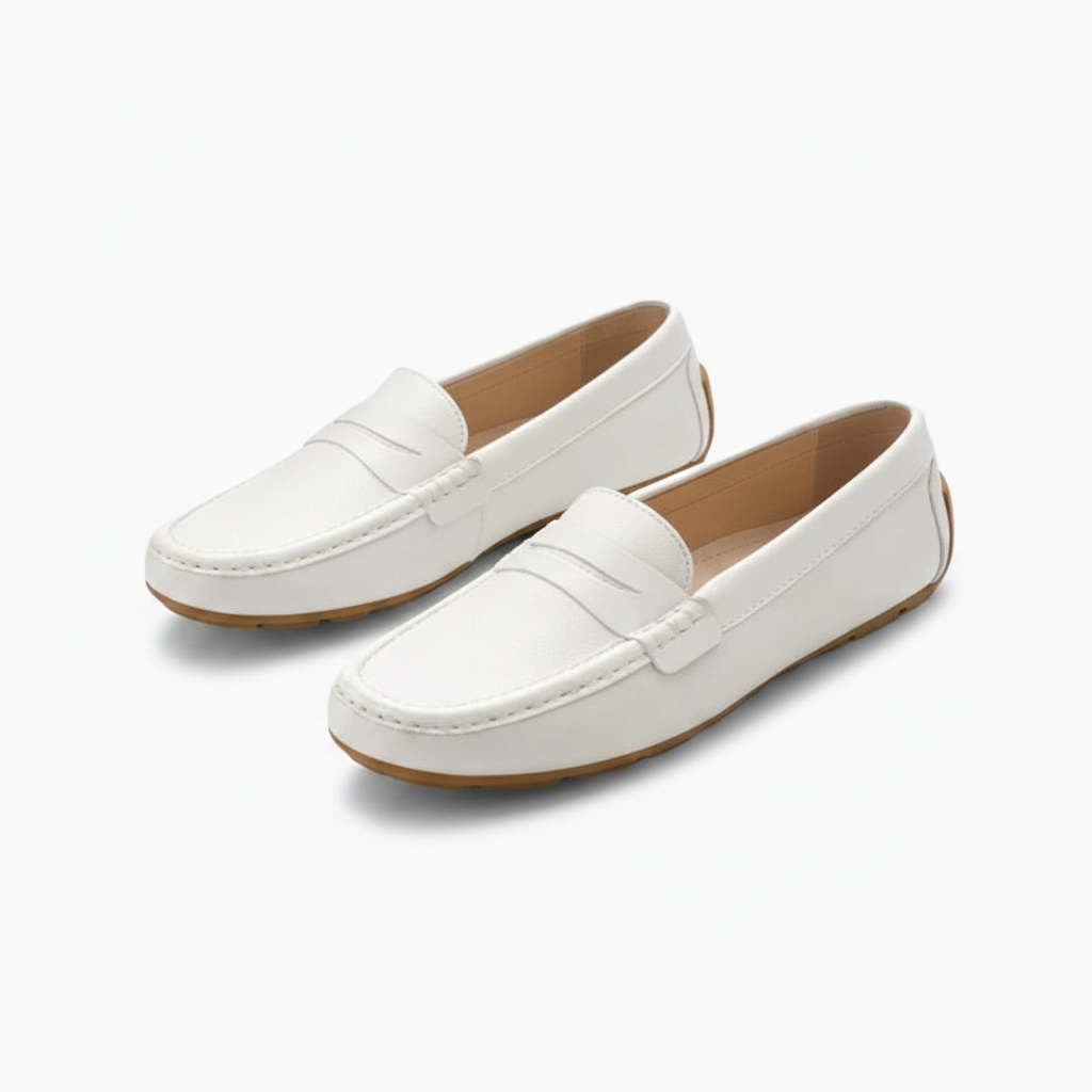 Semelle extérieure des mocassins blancs, conçue pour la durabilité et l'adhérence sur toutes surfaces.