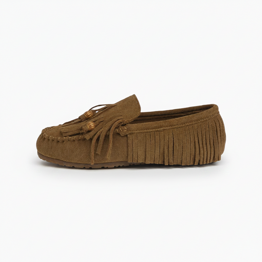 Mocassin en daim marron avec franges, présenté de profil, révélant sa silhouette classique et son bout rond.