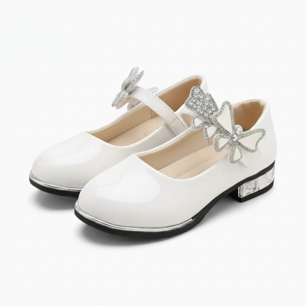 Petite fille marchant avec assurance dans ses mocassins ballerines vernies blanches.