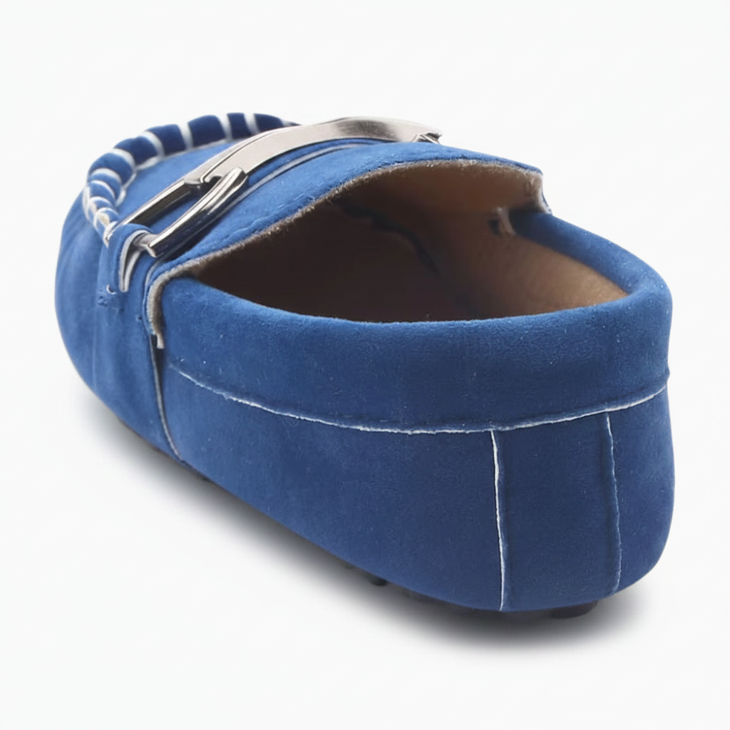 Vue de dessous des mocassins bleus pour bébé, montrant la semelle antidérapante pour une sécurité accrue.