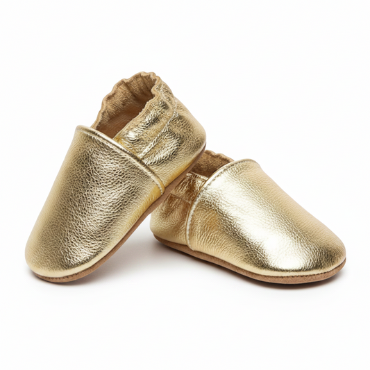 Un bébé actif portant des mocassins dorés confortables, explorant joyeusement son environnement.