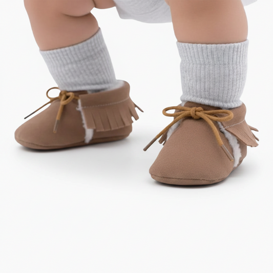 Bébé explorant le monde avec aisance, portant des mocassins marron confortables et sécurisants.