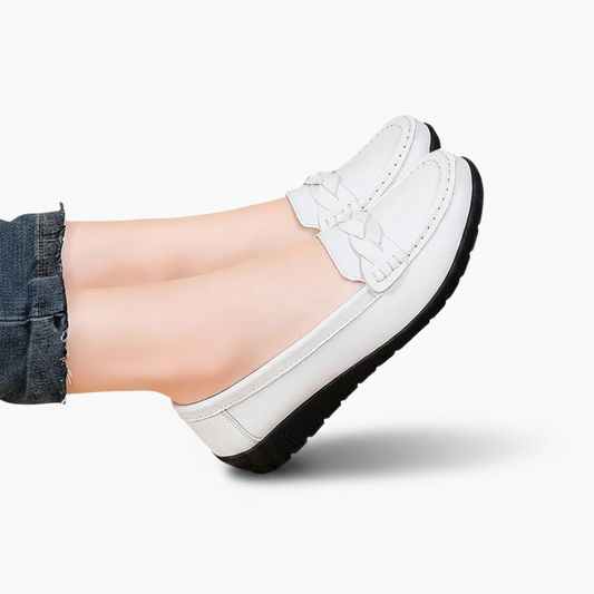 Vue aérienne d'un mocassin blanc en cuir, révélant la texture douce du matériau.
