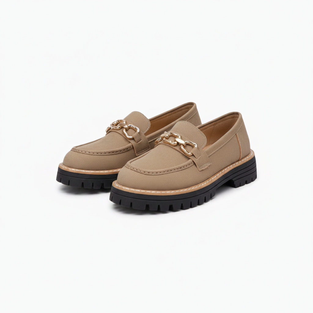 Vue rapprochée de la couleur camel riche du daim du mocassin, parfait pour diverses tenues.