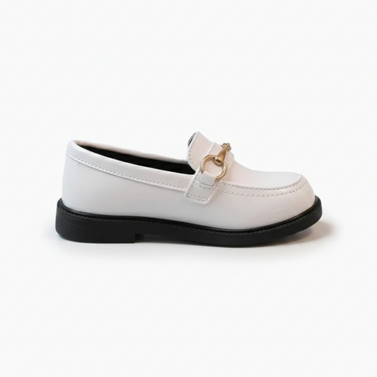 Vue plongeante sur le mocassin blanc vernis, mettant en valeur le mors doré raffiné.