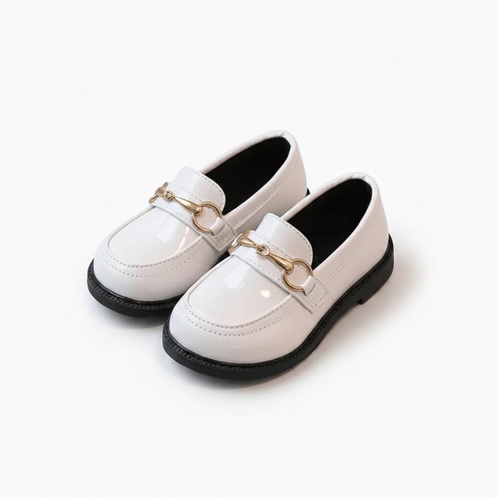 Fillette marchant avec le mocassin compensé blanc, offrant confort et style pour la journée.