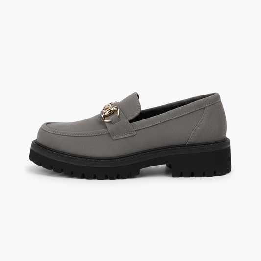 Mocassin Compensé Gris Femme : L'Allure Rétro & la Chaîne Dorée