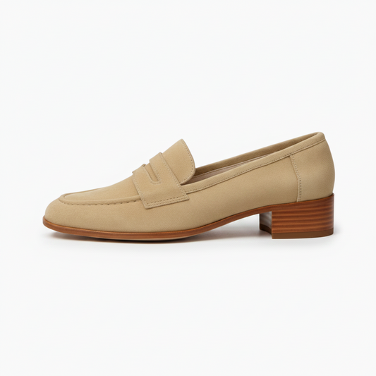 Gros plan sur la texture veloutée du daim beige des mocassins, offrant un confort raffiné.