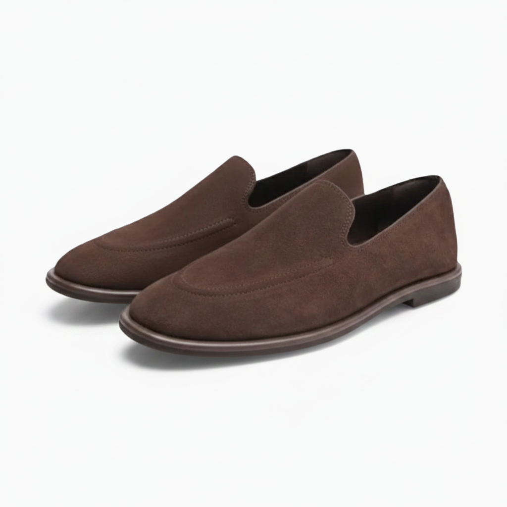 Détail des coutures artisanales sur le dessus du mocassin en daim, preuve d'un savoir-faire exceptionnel.