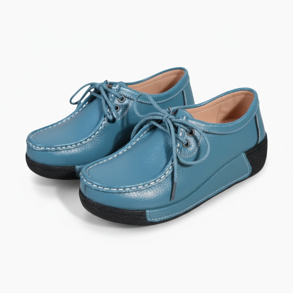 Ornement distinctif sur l'empeigne du mocassin bleu turquoise, symbole d'un style sophistiqué et moderne.