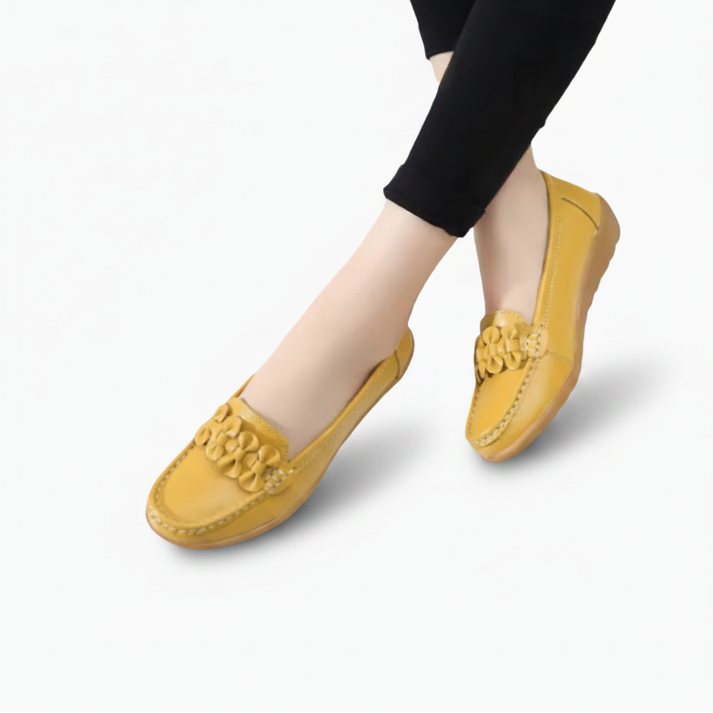 Détail du petit talon plat et stable du mocassin en cuir jaune, assurant une démarche élégante et agréable.