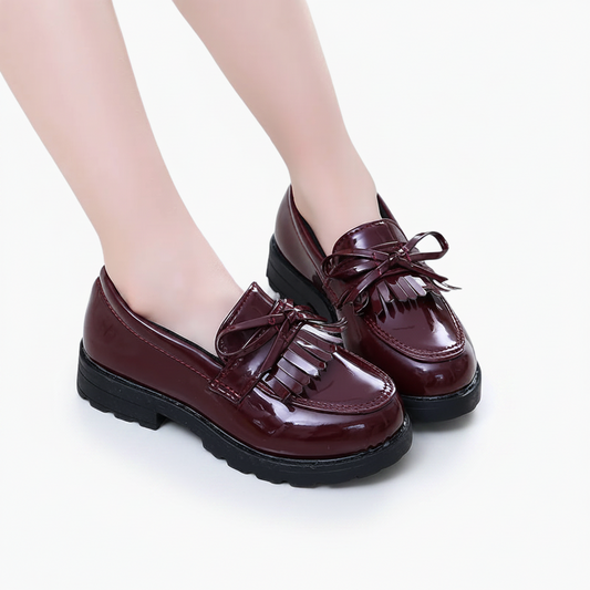 Mocassins bordeaux pour jeunes filles, vus de dos, montrant la finition raffinée.