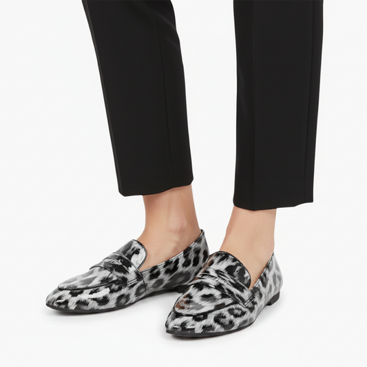 Vue de dessus des loafers imprimé léopard blanc et noir, design chic et intemporel.