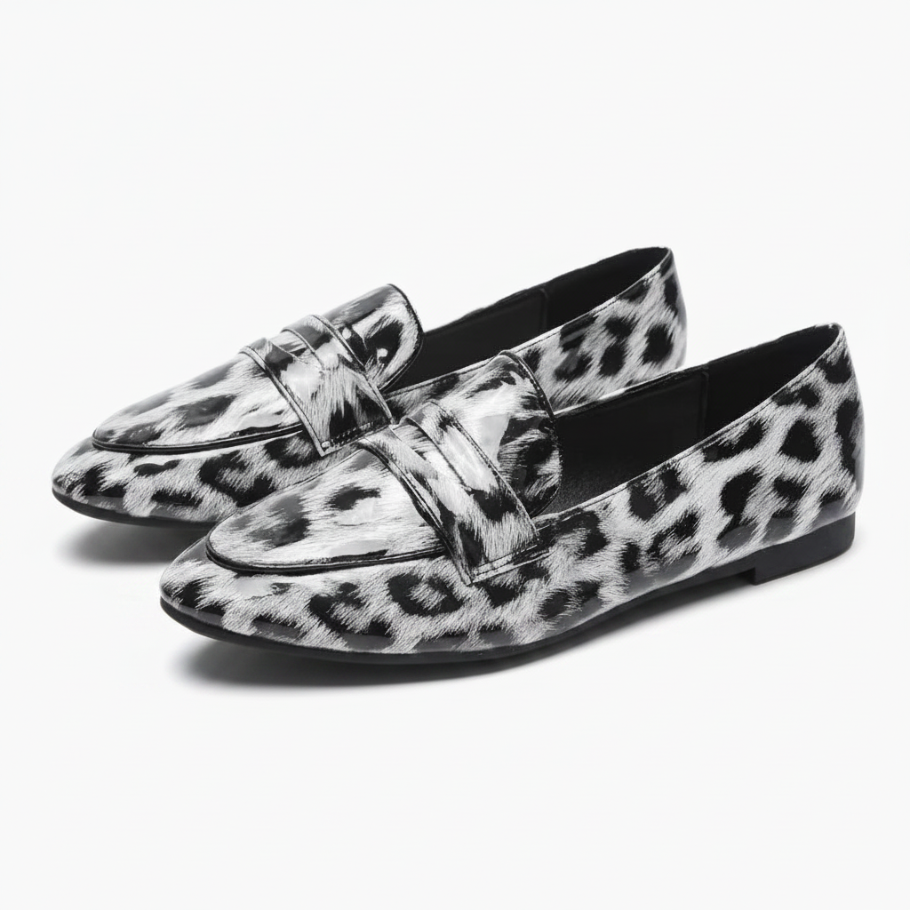 Mocassins léopard blanc et noir associés à un jean décontracté pour un look moderne.