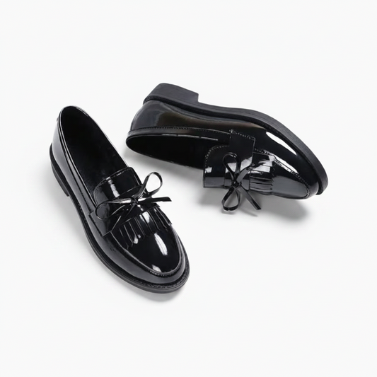 Vue de dessus du mocassin femme, mettant en valeur la finition brillante et le confort luxueux.
