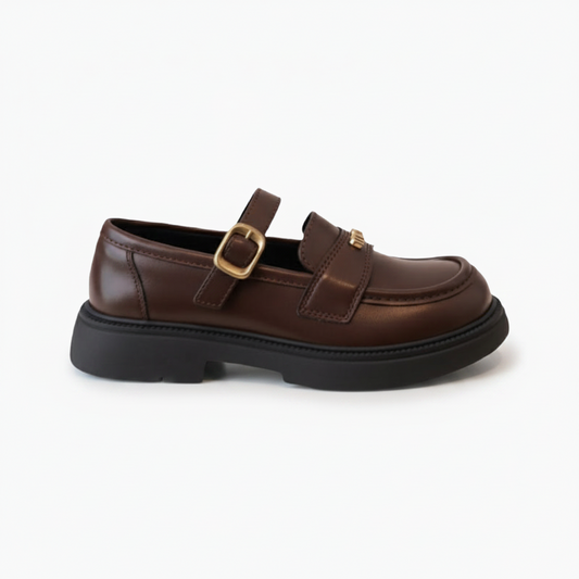 Vue latérale du mocassin ouvert marron, mettant en valeur son design aéré et sa liberté de mouvement.