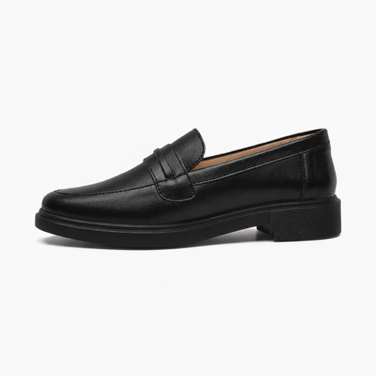 Vue de dessus d'une paire de mocassins Penny Loafer noirs en cuir, soulignant leur silhouette épurée et leur confort.