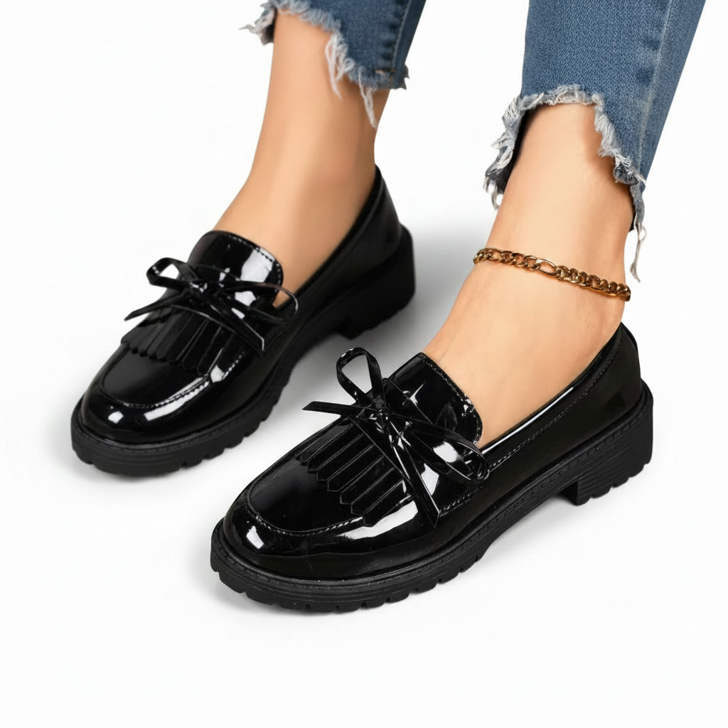 Mocassins plateforme en cuir noir pour femme, vue d'ensemble sur une étagère, prêts à ajouter une touche chic.