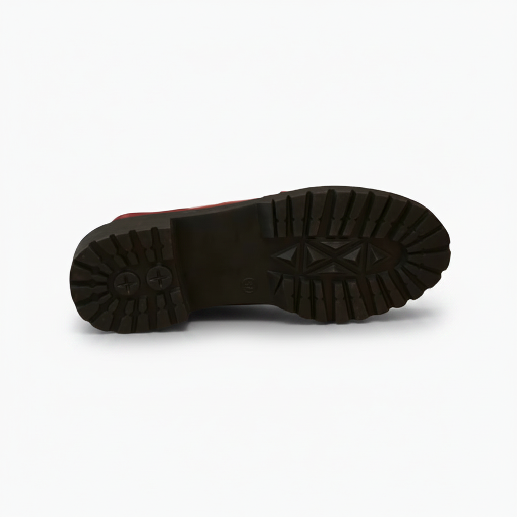 Semelle extérieure résistante des mocassins rouges pour femme, garantissant adhérence et durabilité.