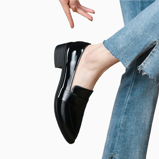 Détail du talon bloc stable et élégant du mocassin, offrant confort et maintien.