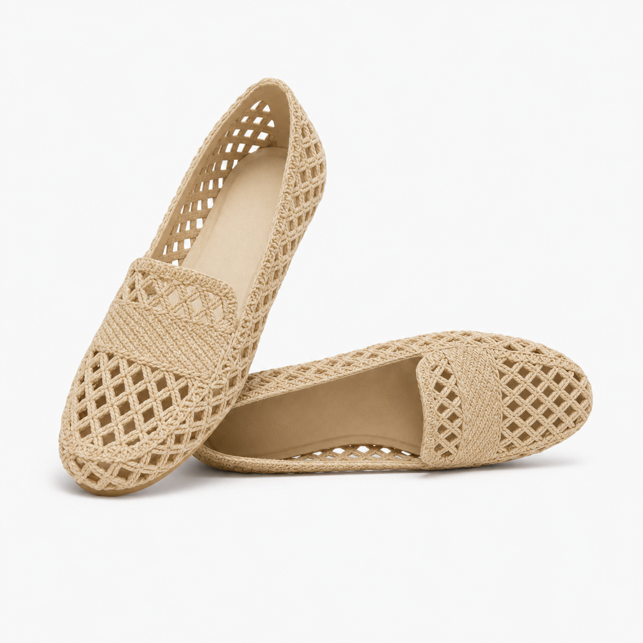 Mocassins femme, paire beige sur fond clair