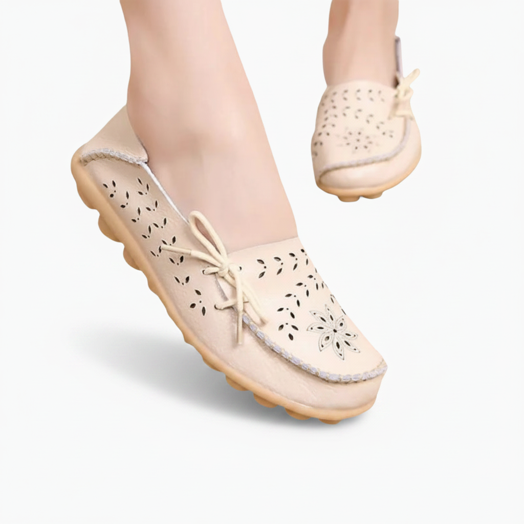 Paire de mocassins en cuir beige portés par une femme marchant, offrant un aperçu de leur confort en mouvement.