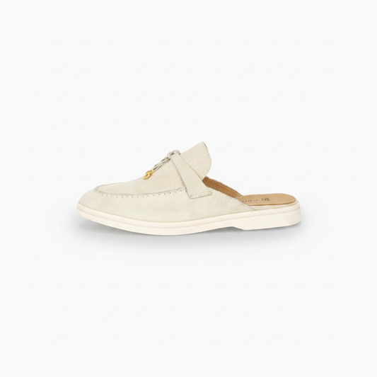 Vue détaillée du design ouvert du mocassin en suède, soulignant sa coupe aérée et moderne.