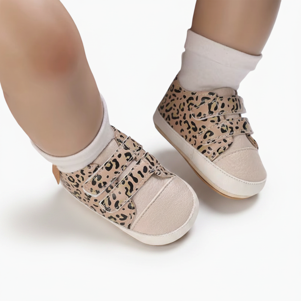 Fermeture scratch pratique et sécurisée du mocassin léopard, facile à enfiler pour les tout-petits.