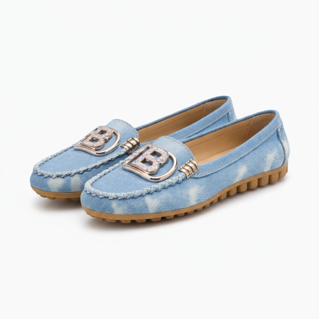 Mocassins en jean bleu au design unique, accompagnant une démarche dynamique et confiante.