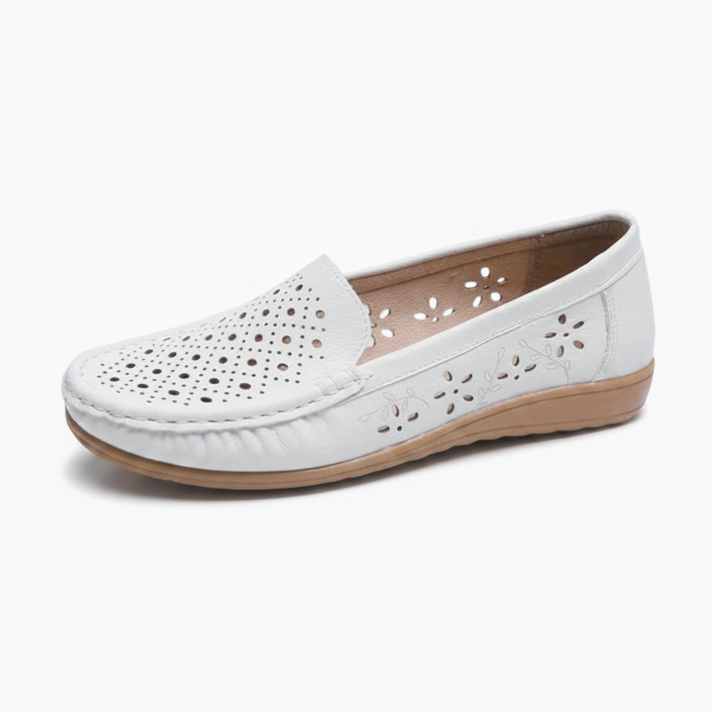 Mocassin blanc compensé 'L'Éclat' pour femme, design épuré et bout élégant.