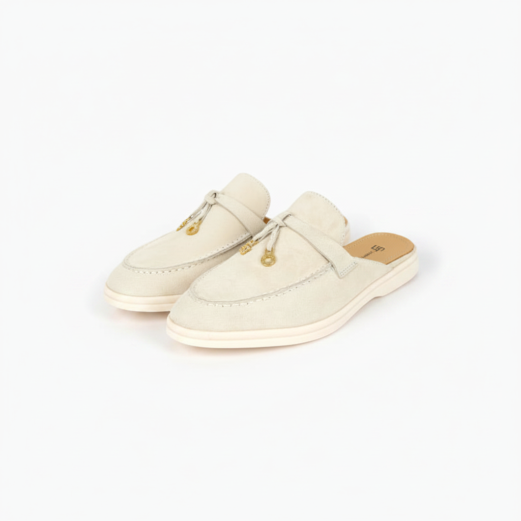 Intérieur du mocassin crème, montrant la doublure en cuir et la semelle en peau de mouton.