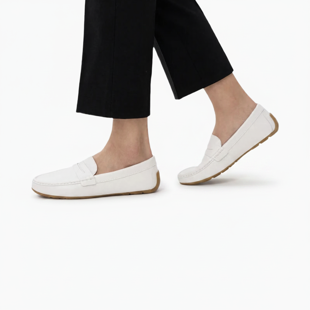 Silhouette élégante d'un mocassin blanc mat au profil épuré, idéal pour toute occasion.