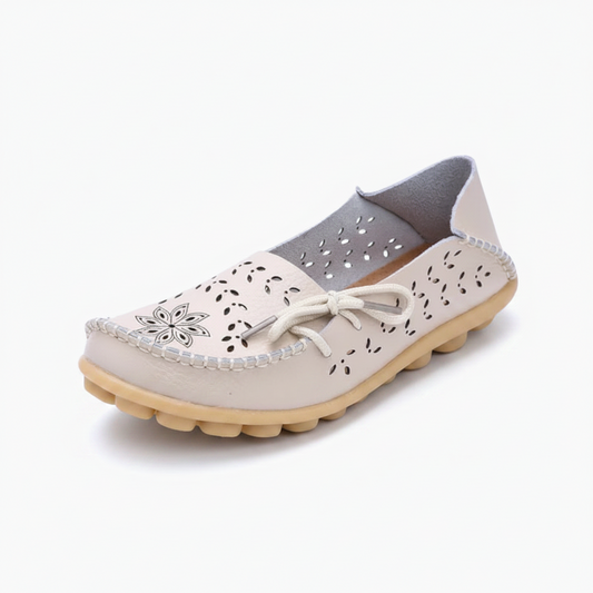 Mocassins femme en cuir beige respirant, élégamment posés sur un sol clair, soulignant leur design épuré.