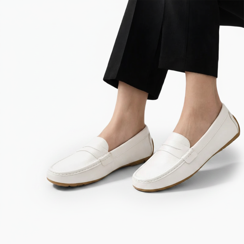 Paire de mocassins blancs en cuir de vachette, vus du dessus, prêts pour une journée de sophistication.