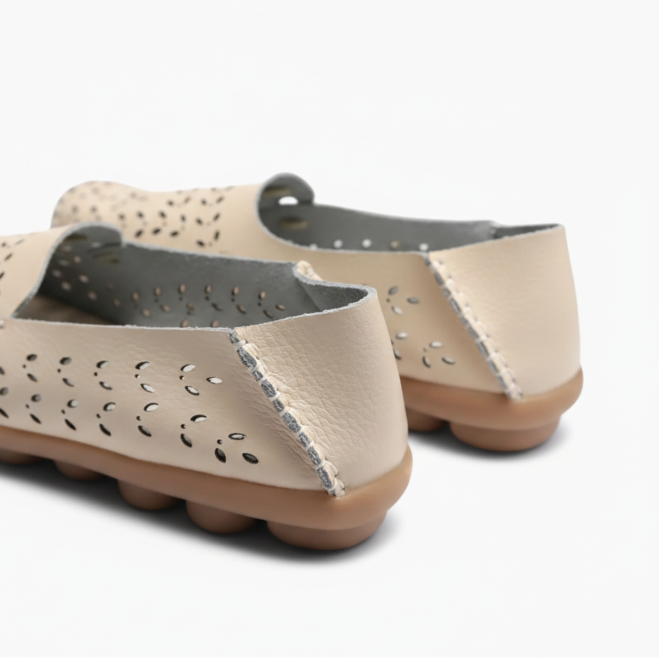 Mocassins femme beige vus de dessus, illustrant leur coupe classique et intemporelle pour toute tenue.