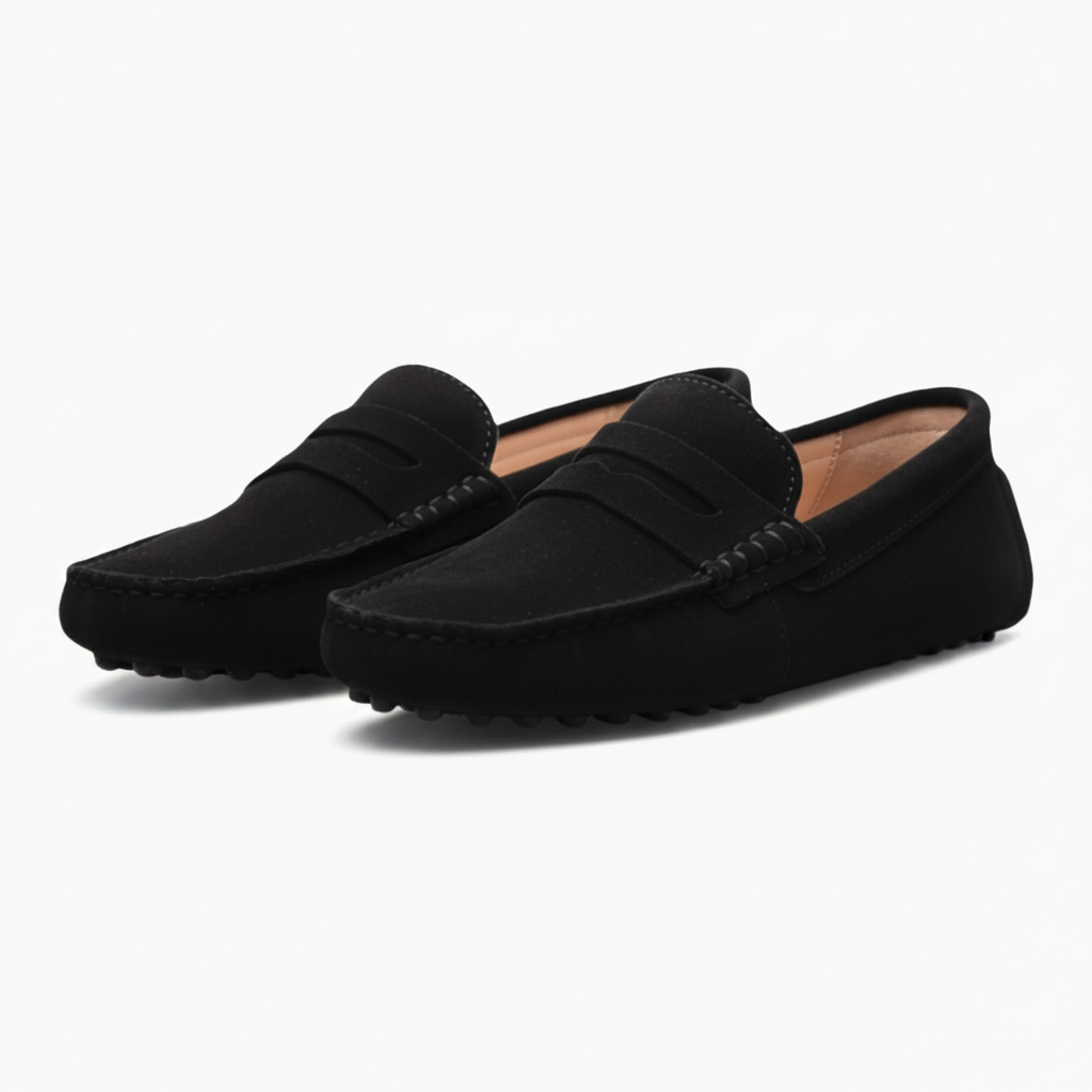 Mocassins en cuir daim noir, associés à un sac à main sophistiqué, pour une allure coordonnée et élégante.