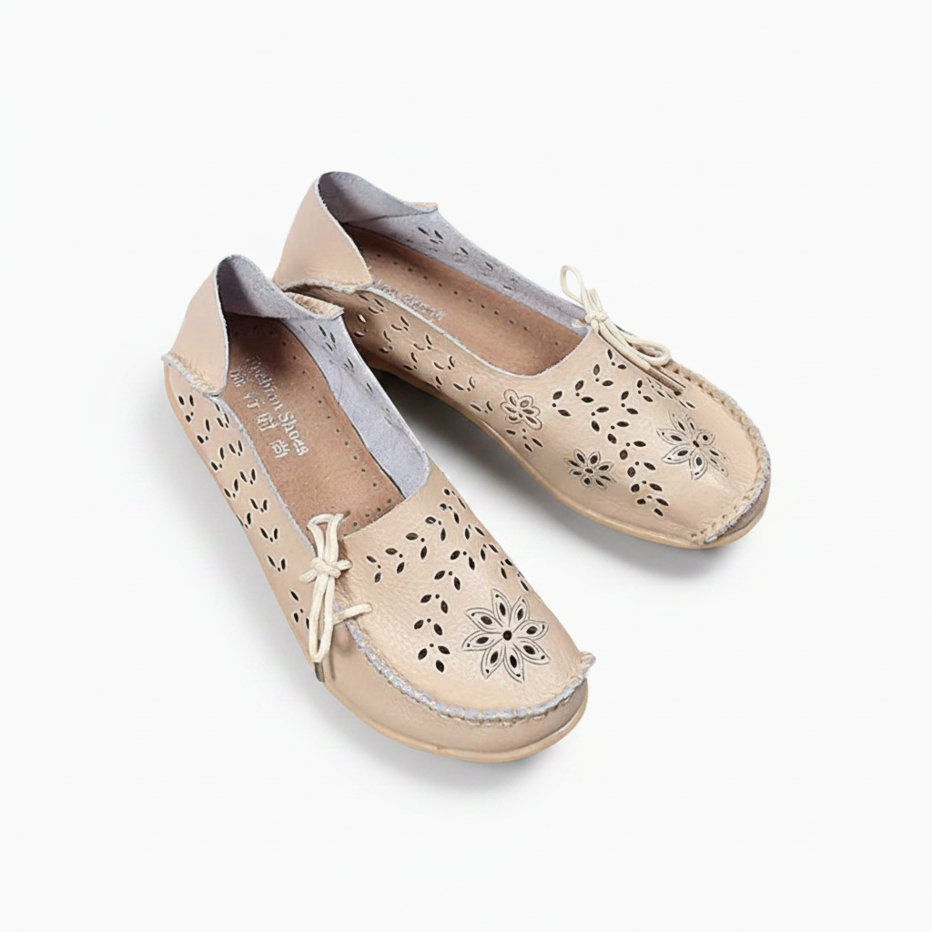 Détail de la semelle antidérapante des mocassins en cuir beige, gage de stabilité et de durabilité.
