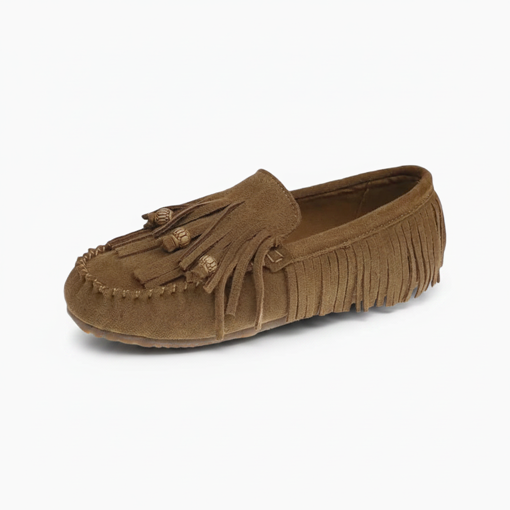 Mocassins élégants en daim marron pour femme, ornés de franges délicates, vus de face.