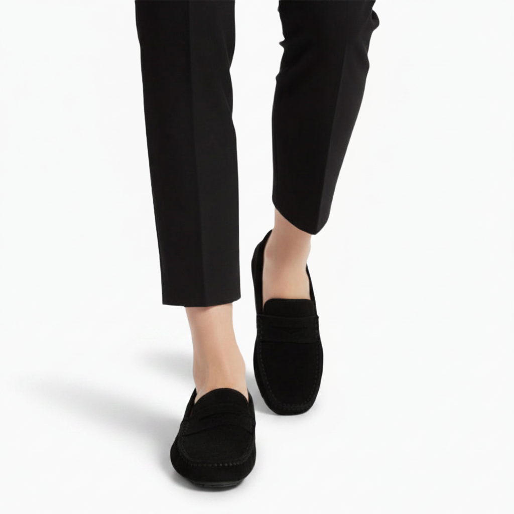 Vue latérale des mocassins en daim pour femme, soulignant leur coupe raffinée et leur finition impeccable.
