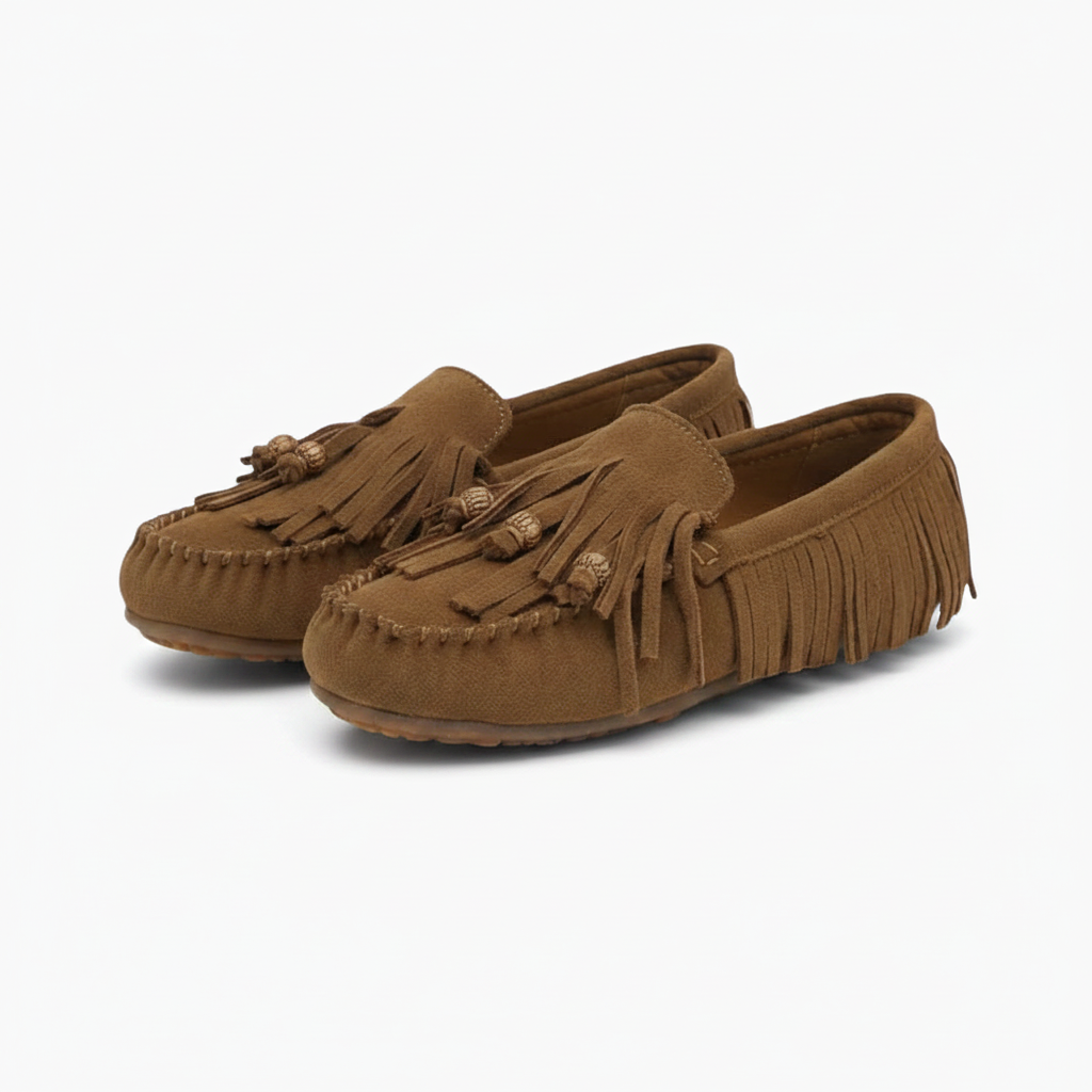 Mocassins en daim marron à franges portés par une femme marchant, capturant le mouvement et la souplesse.