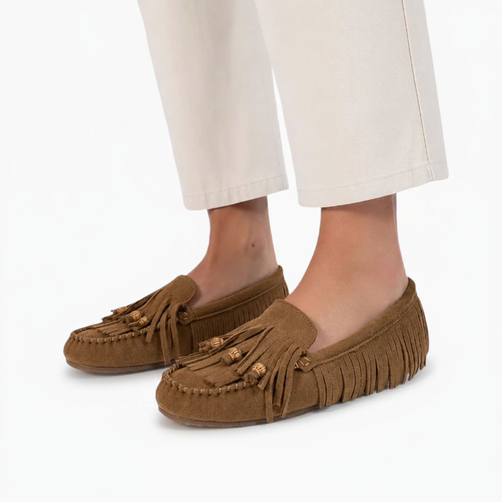 Vue de dessus des mocassins femme en daim marron, soulignant le bout rond et le design épuré.