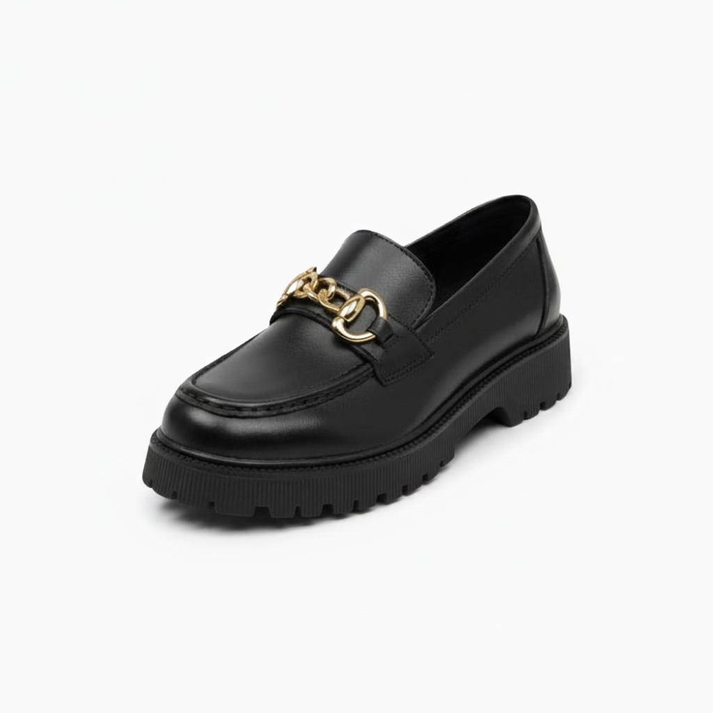 Mocassin plateforme noir en cuir premium pour femme, élégamment posé, avec chaînette dorée distinctive.