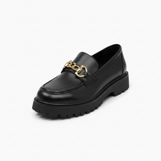 Mocassin plateforme noir en cuir premium pour femme, élégamment posé, avec chaînette dorée distinctive.