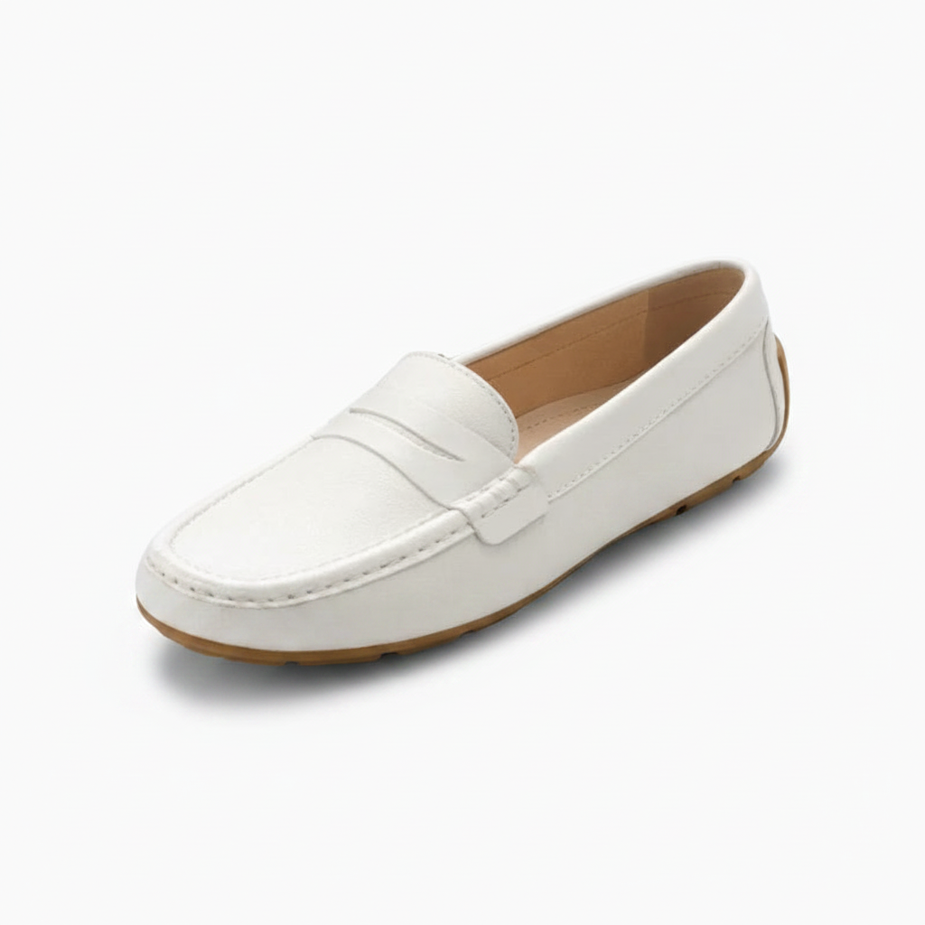 Mocassins blancs mats en cuir de vachette, incarnant l'élégance discrète et le confort quotidien.