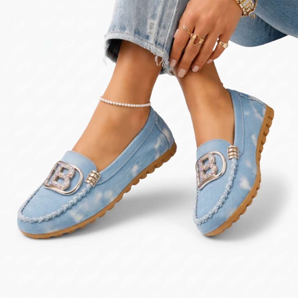 Gros plan sur les ornements bijoux délicats et brillants, apportant une touche chic aux mocassins en jean.