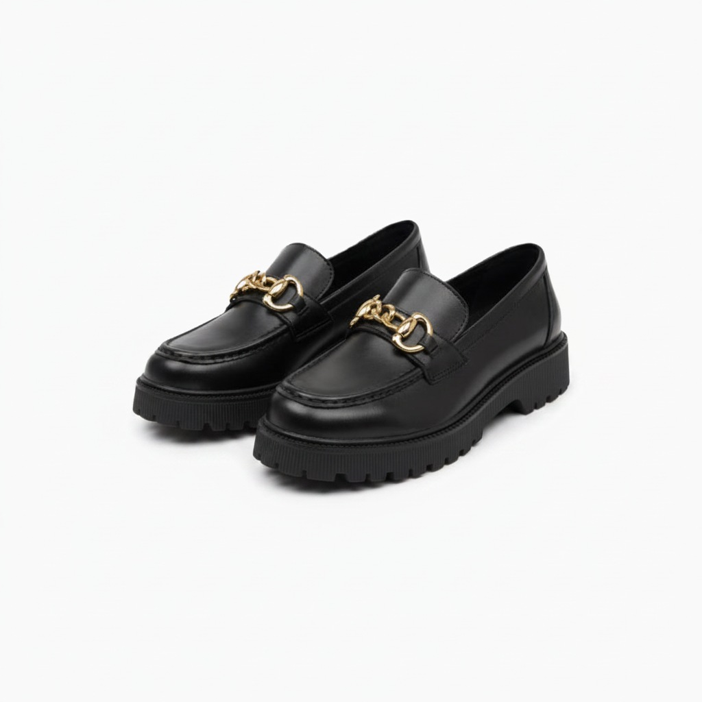 Détail des coutures fines et de la confection artisanale sur le cuir du mocassin plateforme noir.