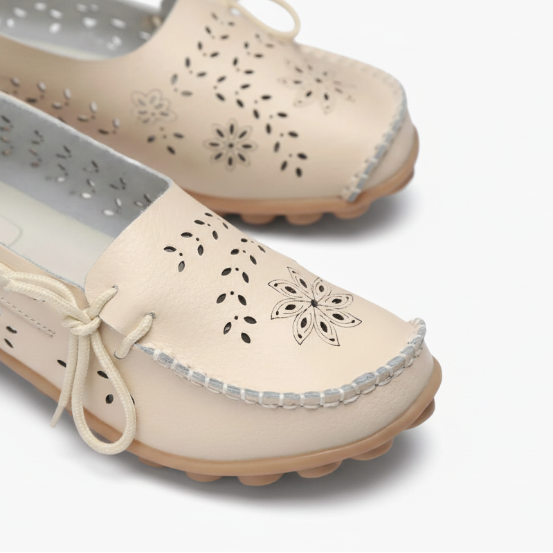 Vue latérale des mocassins beiges, mettant en avant la finesse de leur ligne et la qualité du cuir.